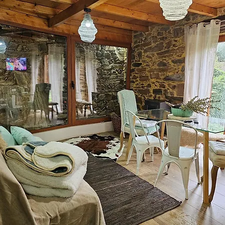 Сasa de vacaciones Pampihouse, Casa De Xisto Junto Ao Rio